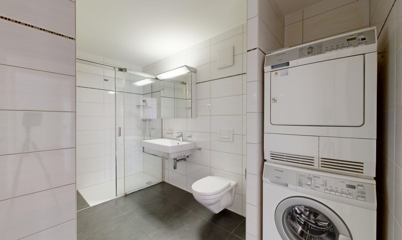 salle de bains avec salle de bain complète, miroir, inside property, mur en carrelage, et tile wall