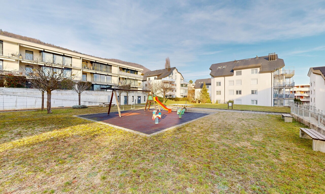 extérieur du bâtiment avec day time, vue sur le complexe d'appartements, apartment complex view, et from community