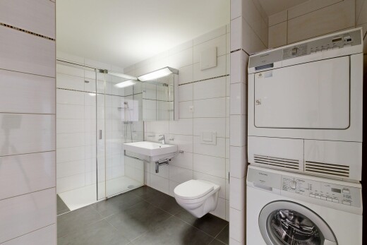 salle de bains avec salle de bain complète, miroir, inside property, mur en carrelage, et tile wall