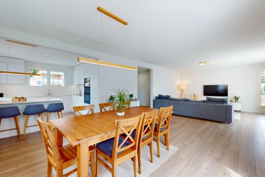 wohn- / esszimmer mit natural light, natürliches licht, wood finish floor, holzfußboden, und fernseher