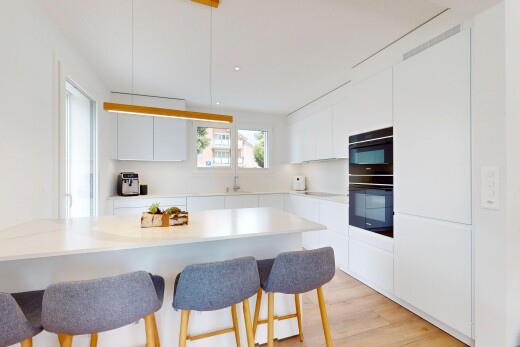 küche mit küchenbar, holzfußboden, wood finish floor, natürliches licht, und natural light