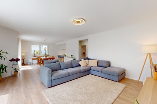 wohn- / esszimmer mit drywall, gipskartonwand, wood finish floor, holzfußboden, und natural light