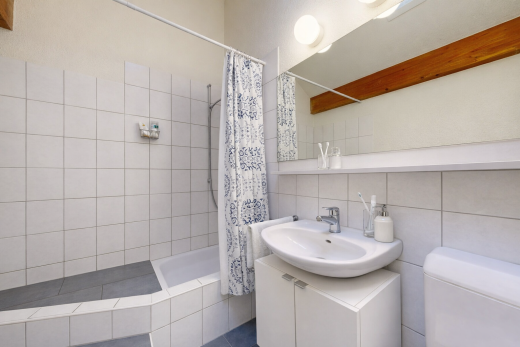 bad mit schminktisch, komplettes badezimmer, waschbecken, fliesenwand, und tile wall