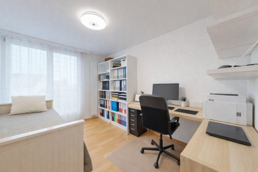 bureau avec espace bureau, télévision, lumière naturelle, natural light, et inside property