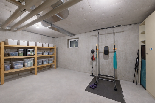 gym avec mur en béton, concrete wall, sous-sol, inside property, et sol en béton
