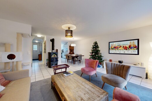 wohn- / esszimmer mit holzofen, gipskartonwand, drywall, inside property, und fliesenboden