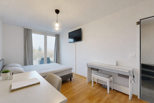 zimmer / schlafzimmer mit fernseher, inside property, holzfußboden, wood finish floor, und natürliches licht