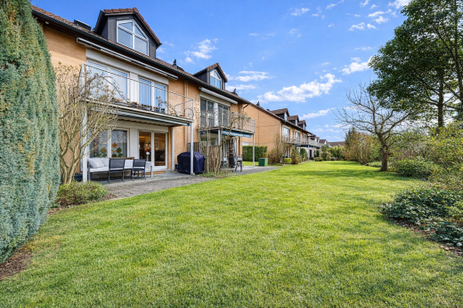 außenansicht mit rasen, terrasse, balkon, dachgaube, und day time