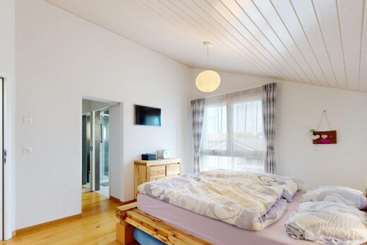 chambre avec wood finish floor, sol en finition bois, vaulted ceiling, plafond voûté, et natural light