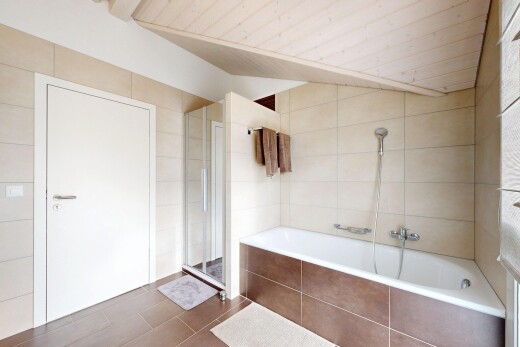 salle de bains avec tile wall, mur en carrelage, douche, salle de bain complète, et bain