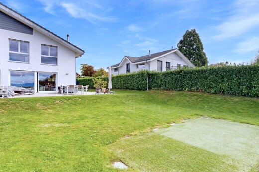jardin avec terrasse, day time, clôture, pelouse, et property visible