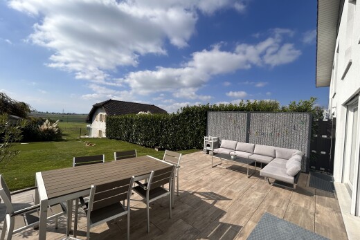 terrasse avec pelouse, day time, coin repas extérieur, terrasse, et espace de vie extérieur