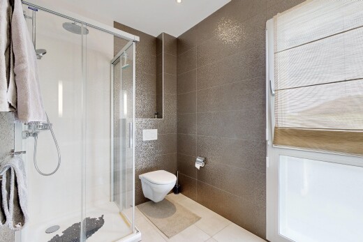 salle de bains avec tile wall, mur en carrelage, salle de bain complète, douche, et toilette