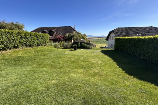 jardin avec day time, pelouse, et clôture