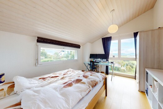 chambre avec plafond voûté, vaulted ceiling, inside property, lumière naturelle, et natural light