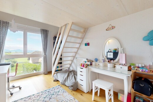 bureau avec sol en finition bois, wood finish floor, lumière naturelle, natural light, et inside property