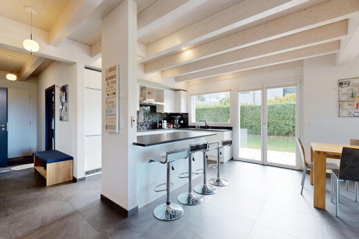 cuisine avec beamed ceiling, plafond à poutres, drywall, cloison sèche, et natural light