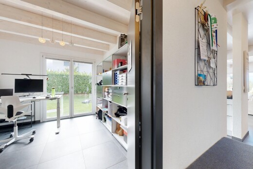 bureau avec inside property, beamed ceiling, plafond à poutres, espace bureau, et drywall