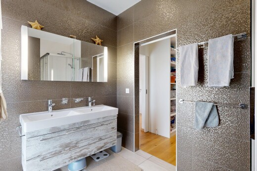 salle de bains avec mur en carrelage, tile wall, miroir, sol en carrelage, et tile floor