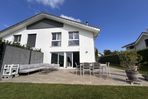 façade avec day time, espace de vie extérieur, bardage en stuc, property visible, et terrasse