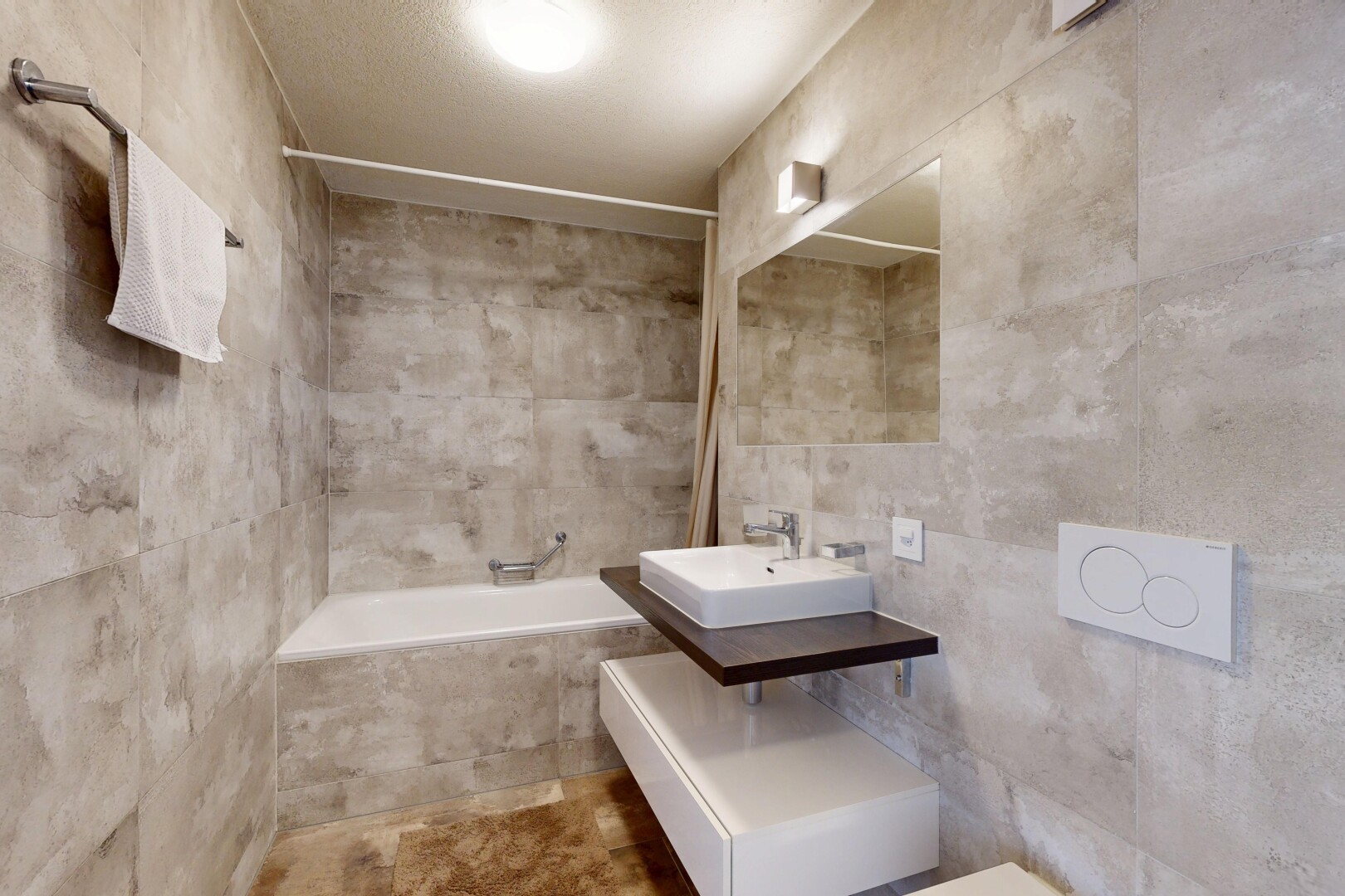 salle de bains avec salle de bain complète, inside property, douche-bain combinés, lavabo (ou coiffeuse selon le contexte), et miroir