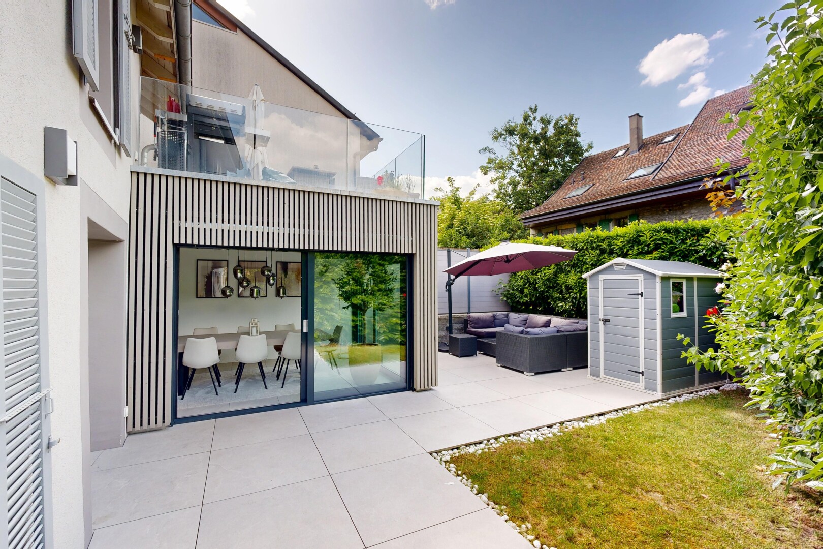 terrasse avec terrasse, structure extérieure, abri, espace de vie extérieur, et day time