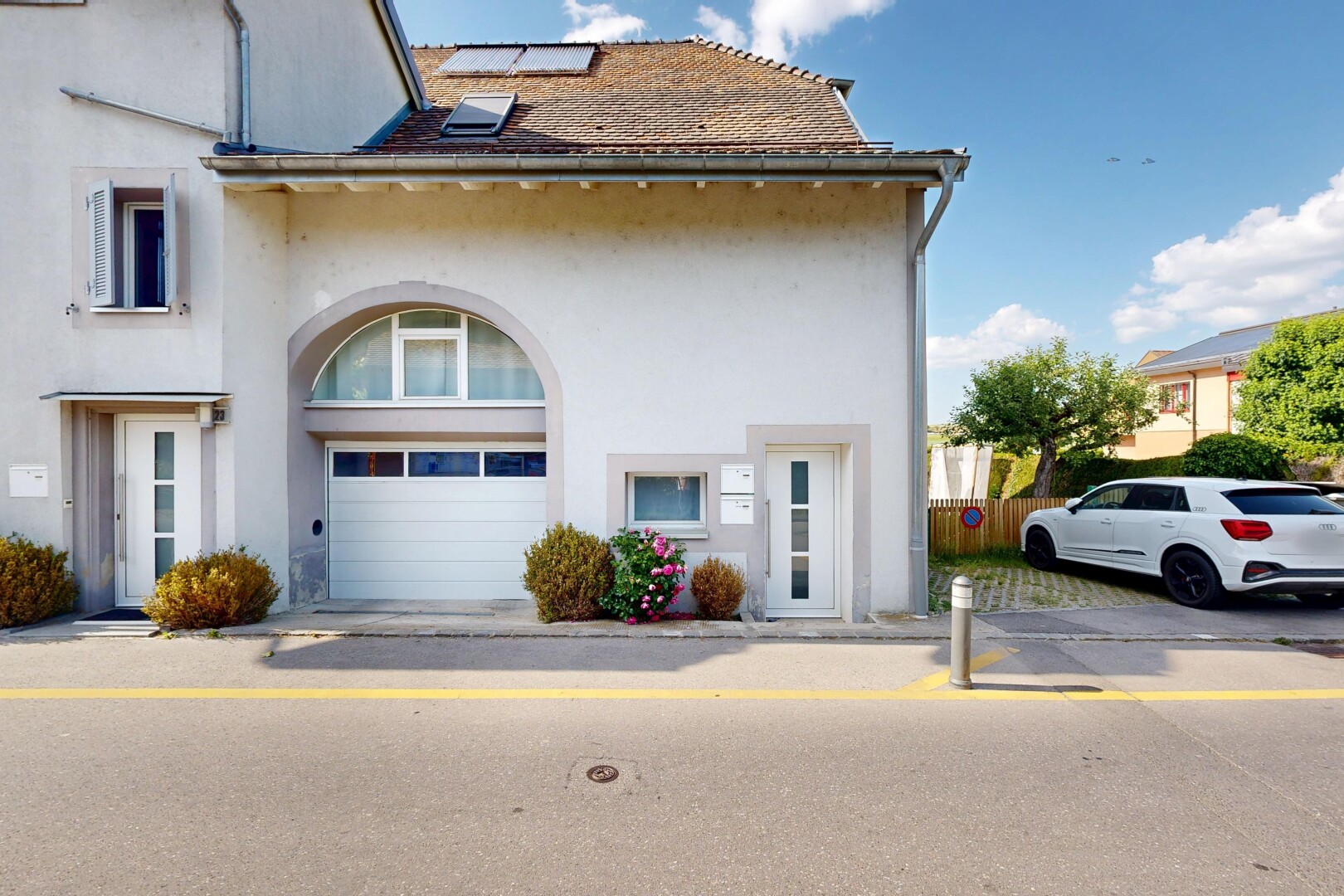 façade avec day time, bardage en stuc, property visible, et clôture