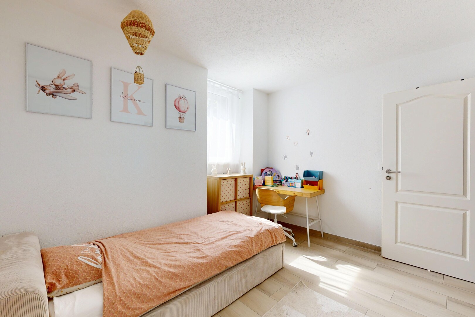 chambre avec lumière naturelle, natural light, cloison sèche, drywall, et inside property