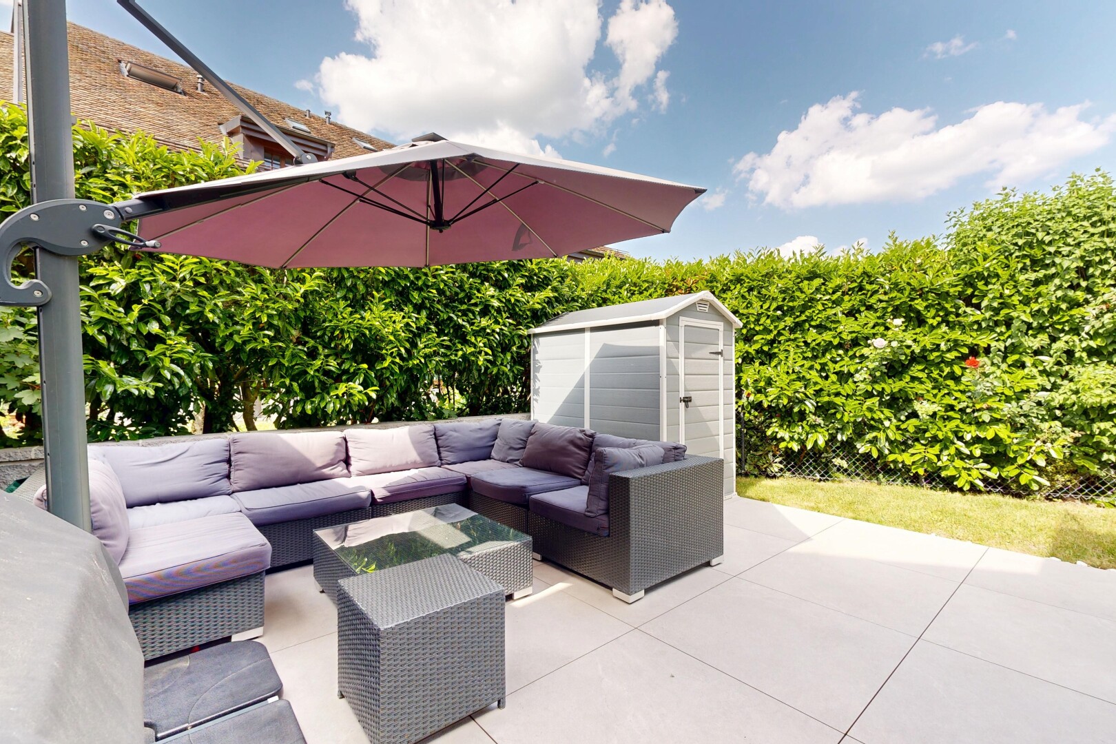 terrasse avec abri, espace de vie extérieur, structure extérieure, day time, et from property