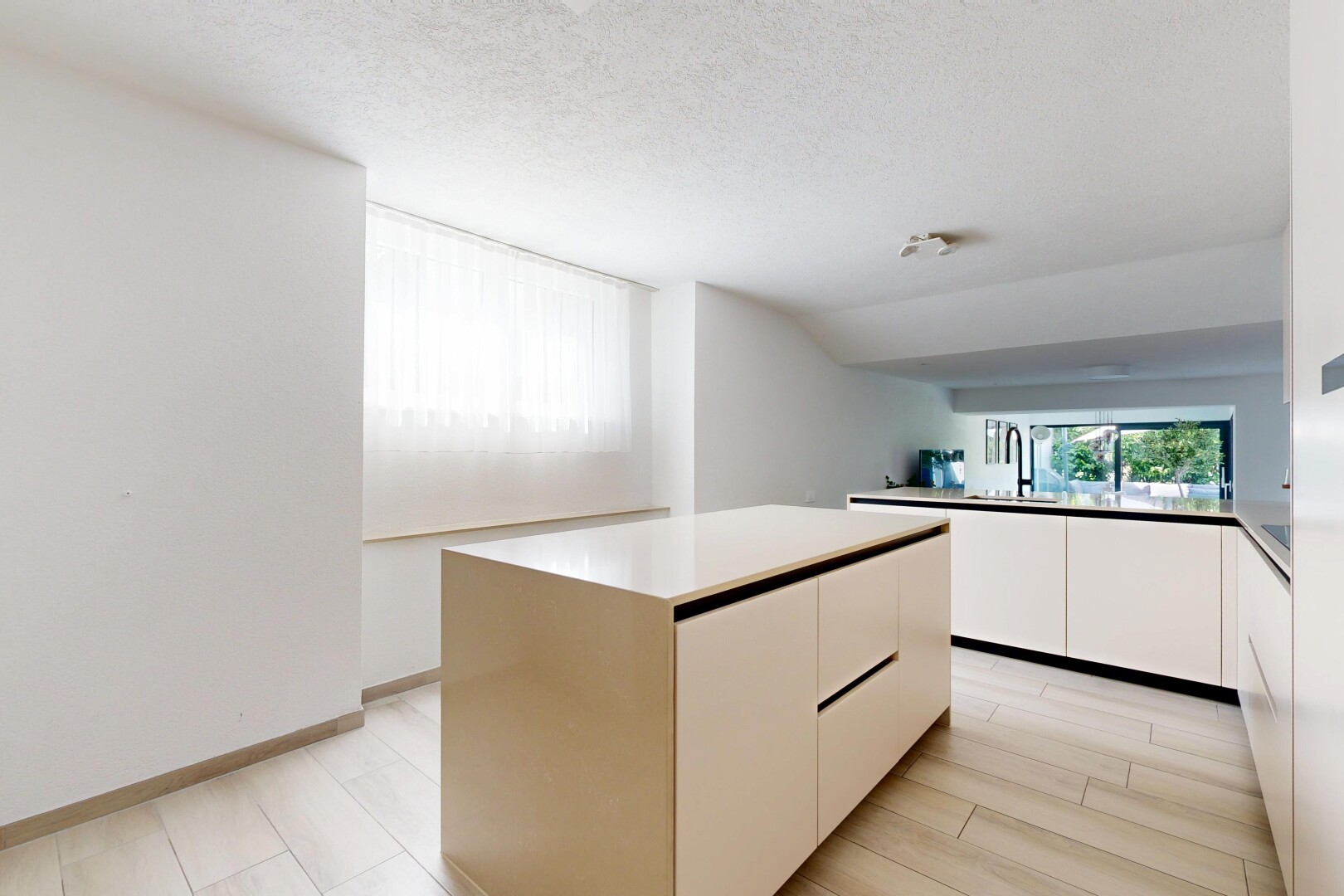 cuisine avec kitchen island, îlot de cuisine, flat panel cabinets, armoires à panneau plat, et white cabinets