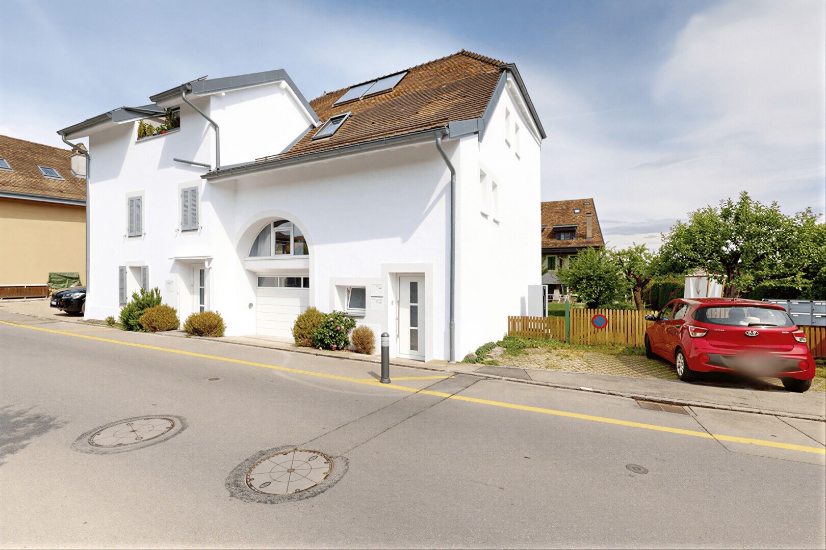 außenansicht mit stuckverkleidung, day time, zaun, und property visible