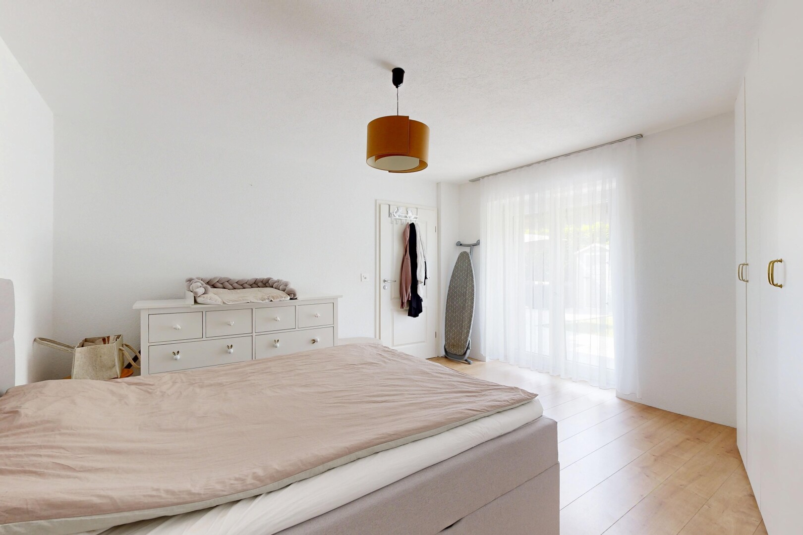 chambre avec lumière naturelle, natural light, sol en finition bois, wood finish floor, et inside property