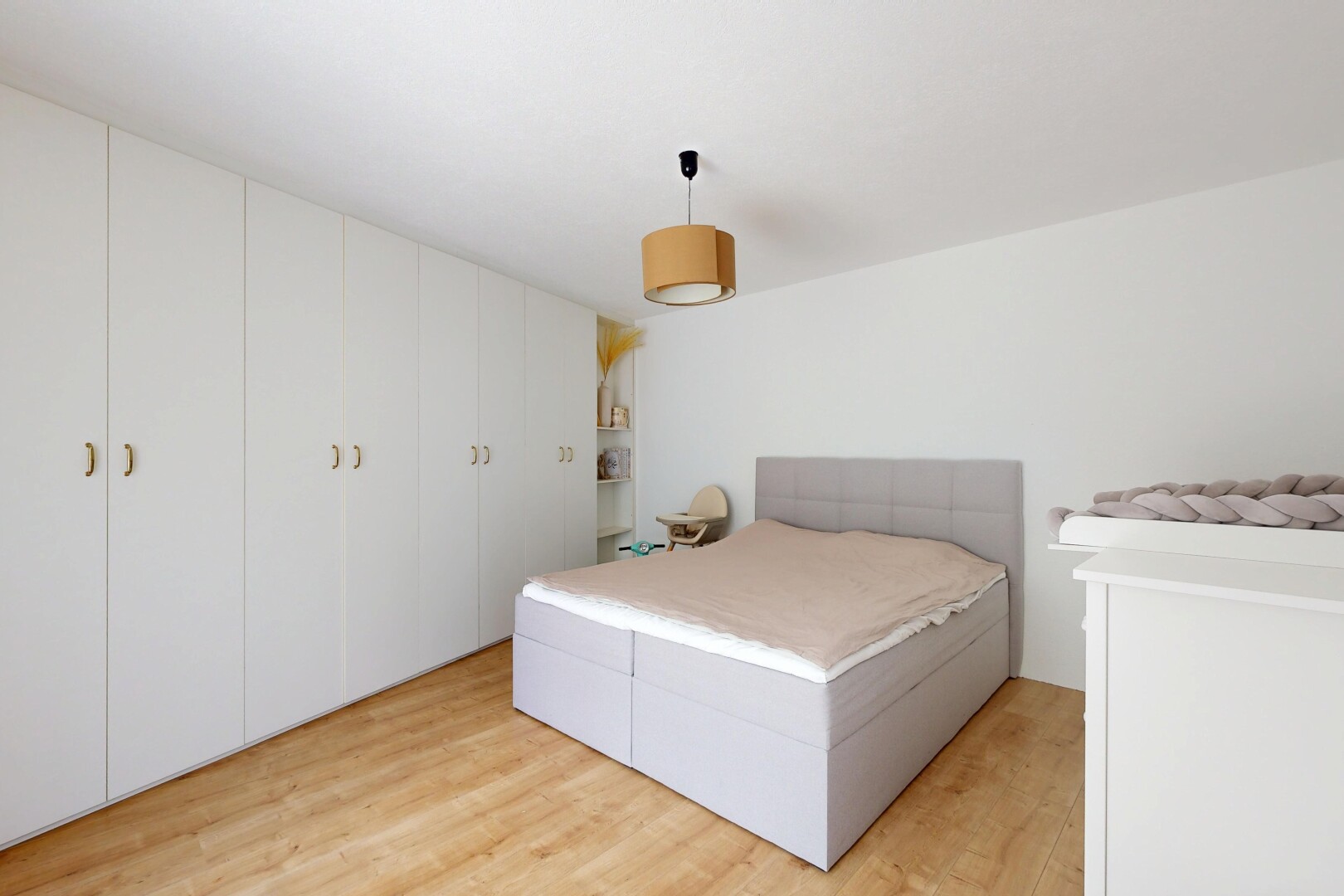 chambre avec wood finish floor, sol en finition bois, inside property, light floor, et drywall