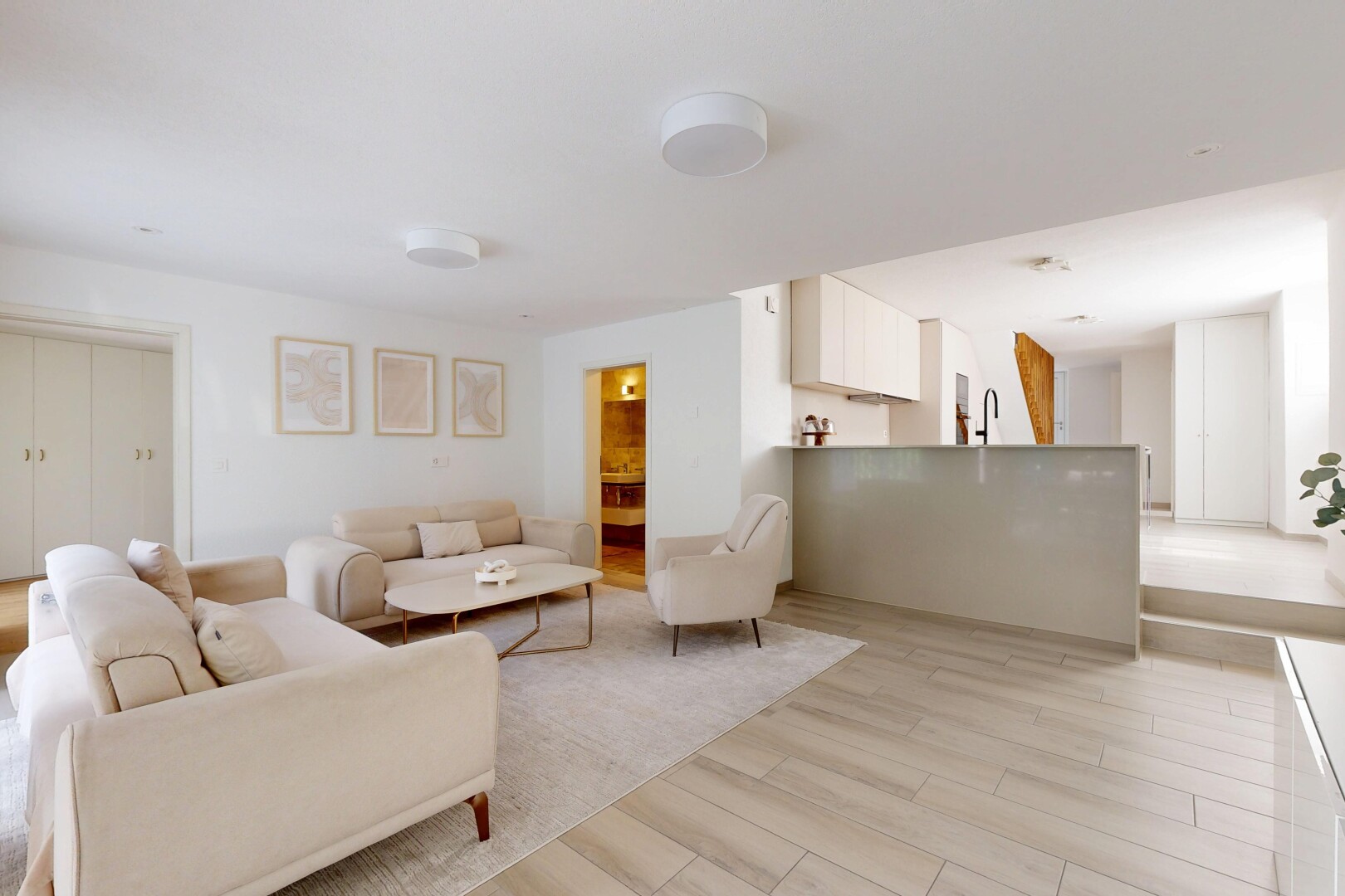 salon avec wood finish floor, sol en finition bois, light floor, inside property, et drywall
