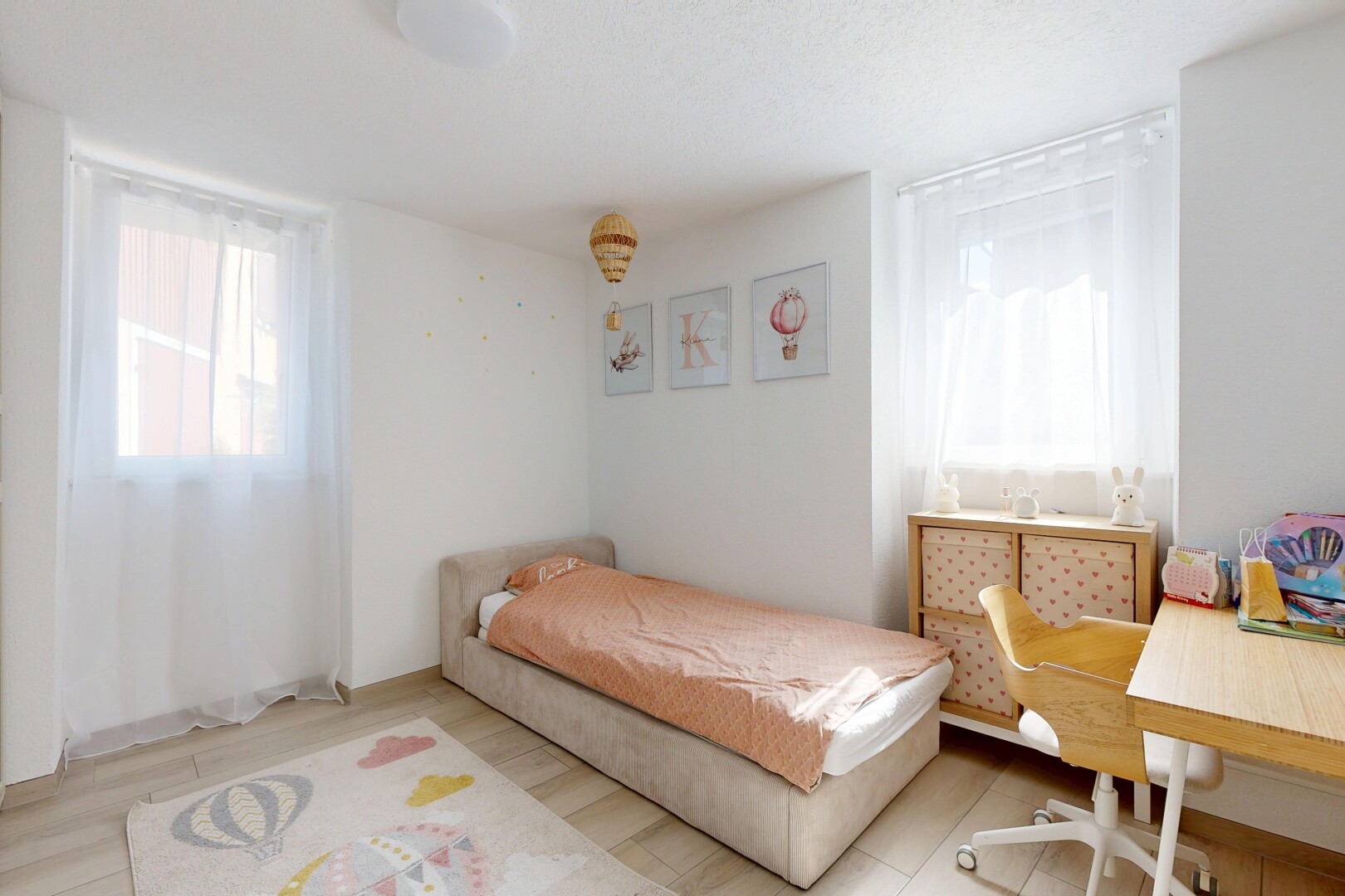 chambre avec cloison sèche, drywall, inside property, lumière naturelle, et natural light