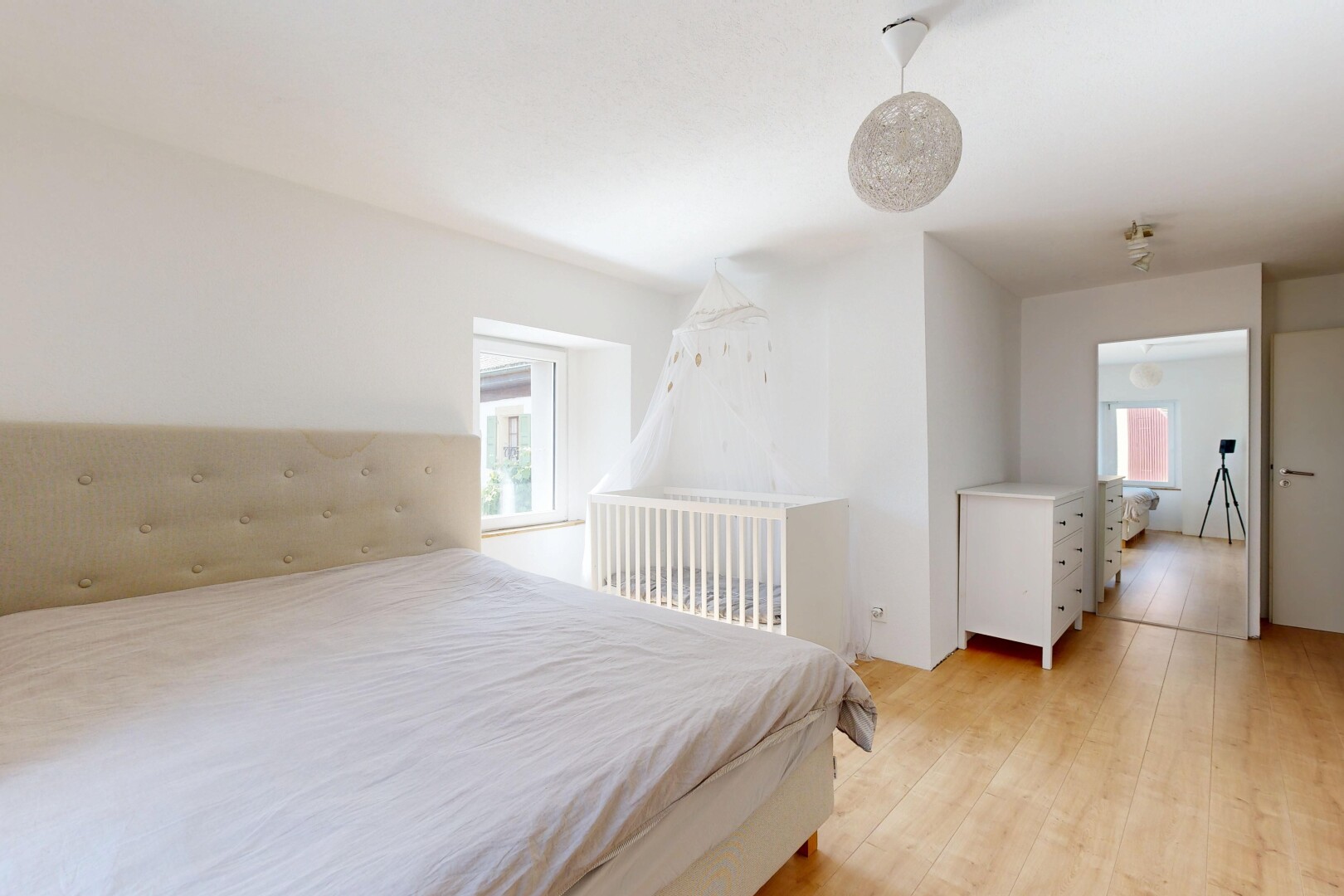 chambre avec inside property, cloison sèche, drywall, sol en finition bois, et wood finish floor