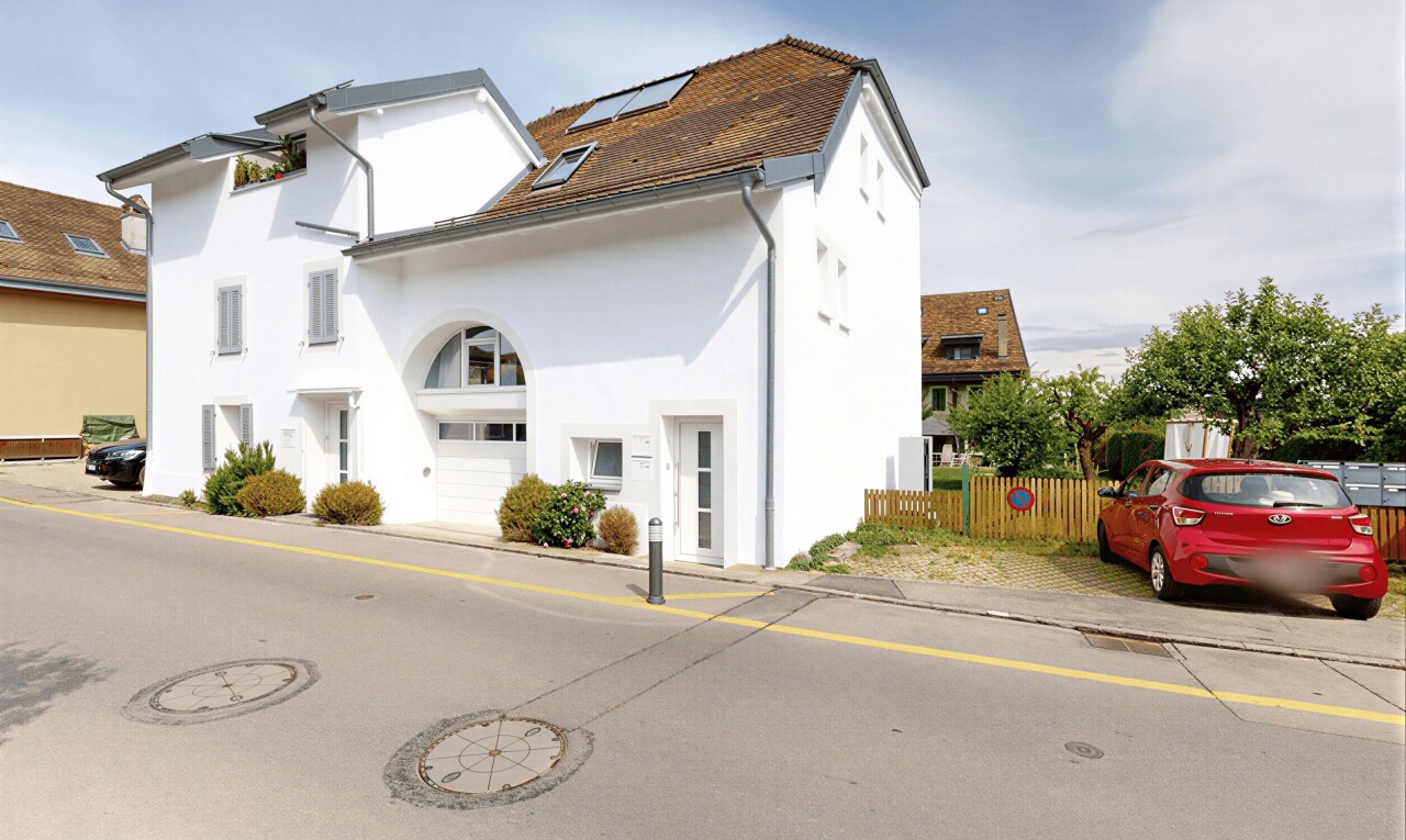 außenansicht mit stuckverkleidung, day time, zaun, und property visible