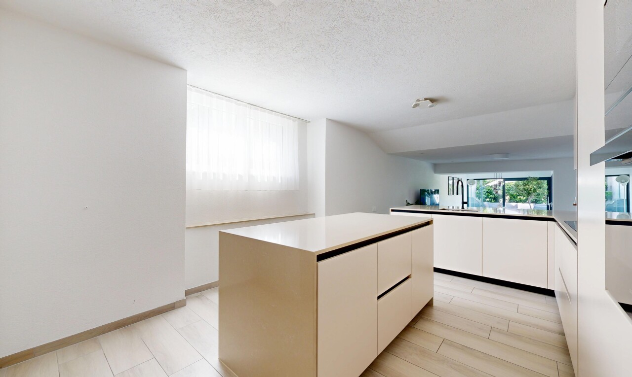 cuisine avec kitchen island, îlot de cuisine, flat panel cabinets, armoires à panneau plat, et white cabinets