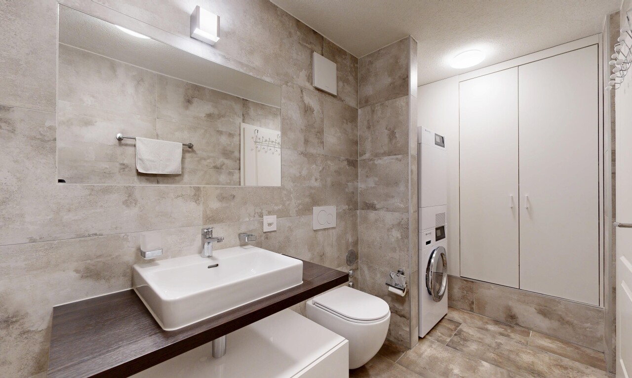 salle de bains avec mur en carrelage, tile wall, évier, inside property, et lavabo (ou coiffeuse selon le contexte)