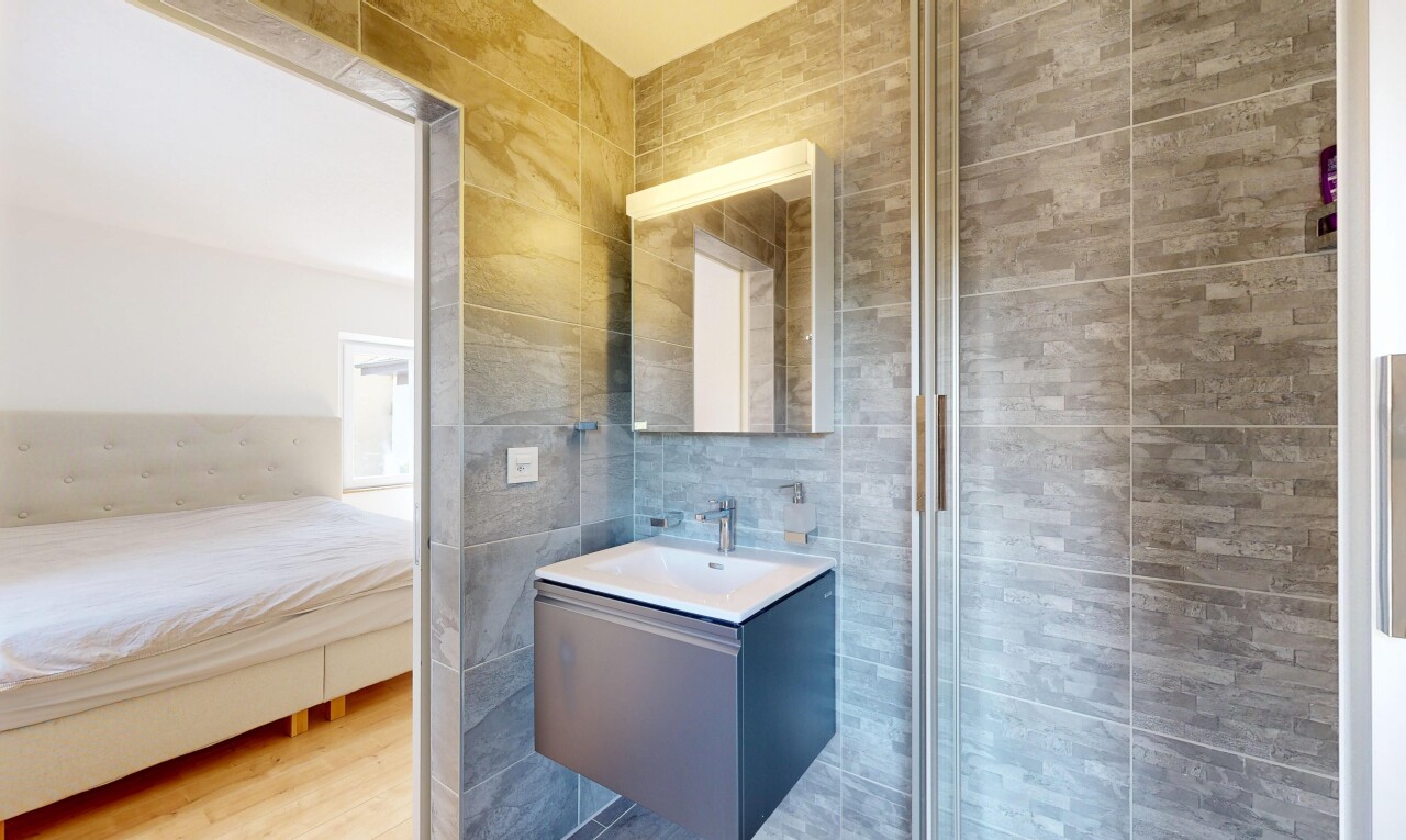 salle de bains avec miroir, tile wall, mur en carrelage, lavabo (ou coiffeuse selon le contexte), et inside property