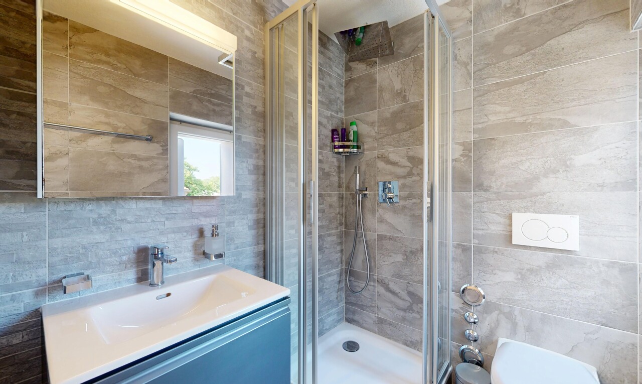 salle de bains avec douche, salle de bain complète, tile wall, mur en carrelage, et lavabo (ou coiffeuse selon le contexte)