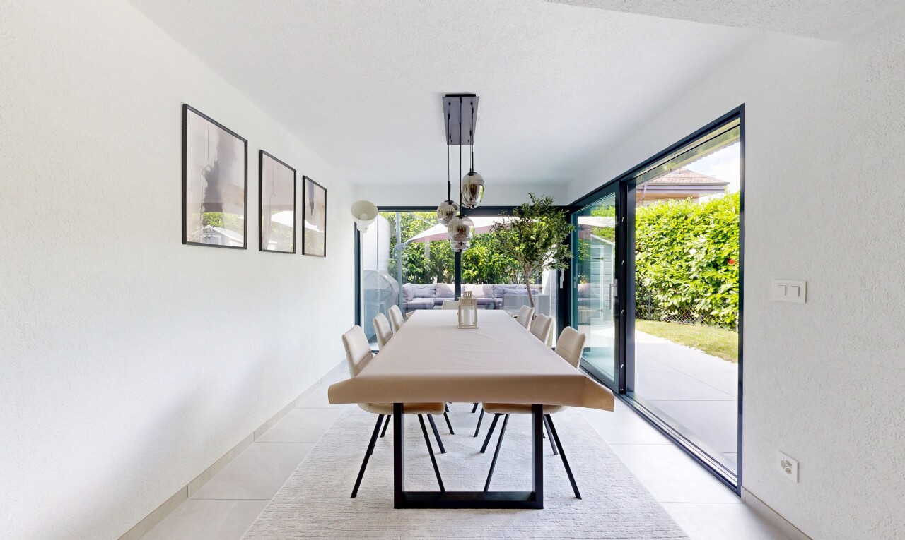 terrasse avec coin repas extérieur et inside property