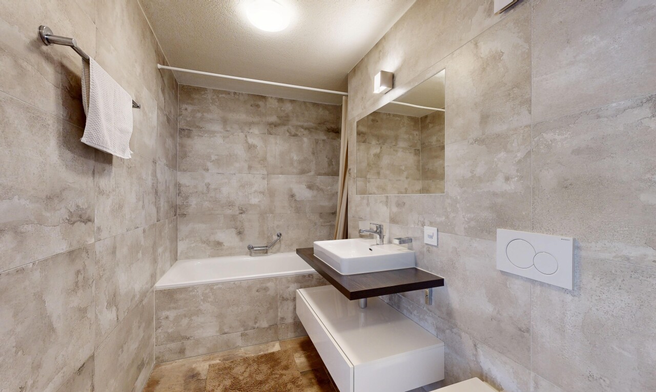 salle de bains avec salle de bain complète, inside property, douche-bain combinés, lavabo (ou coiffeuse selon le contexte), et miroir