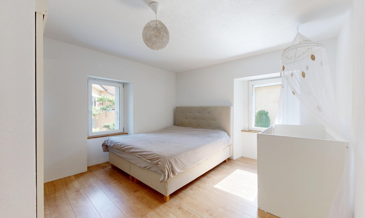 chambre avec inside property, cloison sèche, drywall, lumière naturelle, et natural light