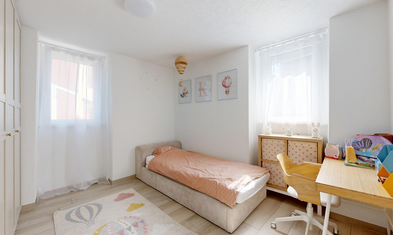 chambre avec cloison sèche, drywall, inside property, lumière naturelle, et natural light