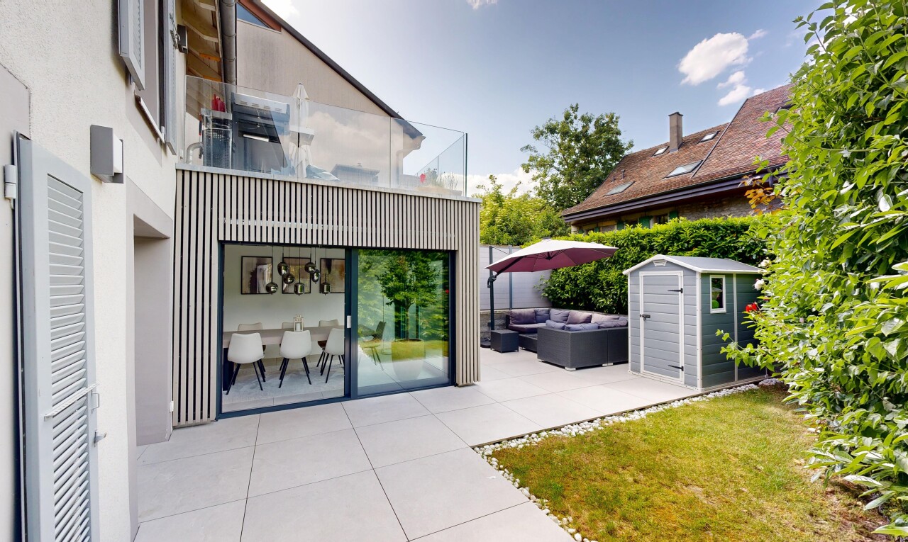 terrasse avec terrasse, structure extérieure, abri, espace de vie extérieur, et day time