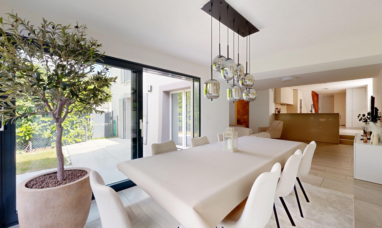salle à manger avec inside property, light floor, cloison sèche, drywall, et lumière naturelle