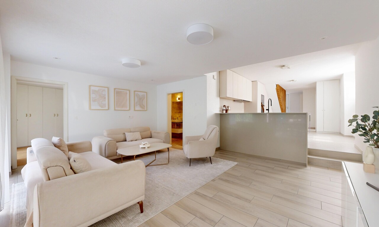 salon avec wood finish floor, sol en finition bois, light floor, inside property, et drywall