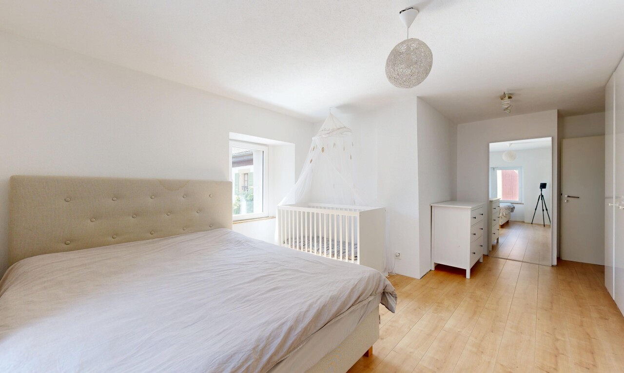 chambre avec inside property, cloison sèche, drywall, sol en finition bois, et wood finish floor