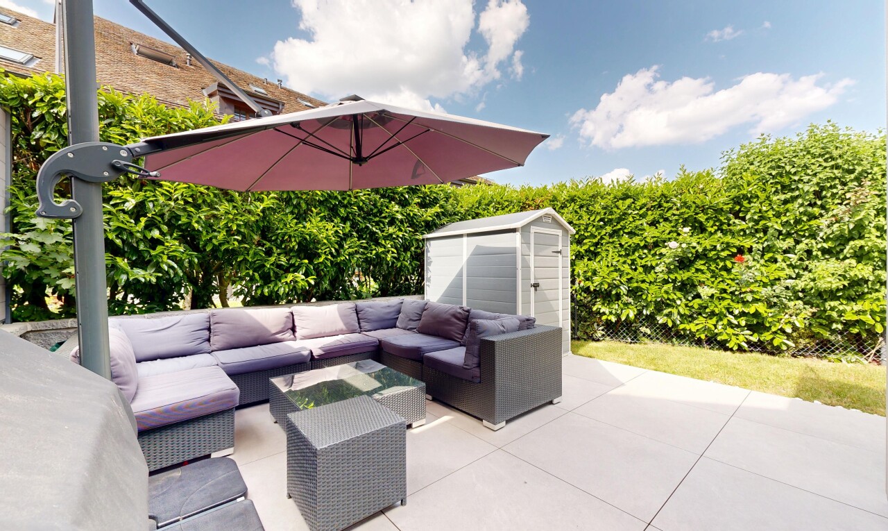 terrasse avec abri, espace de vie extérieur, structure extérieure, day time, et from property